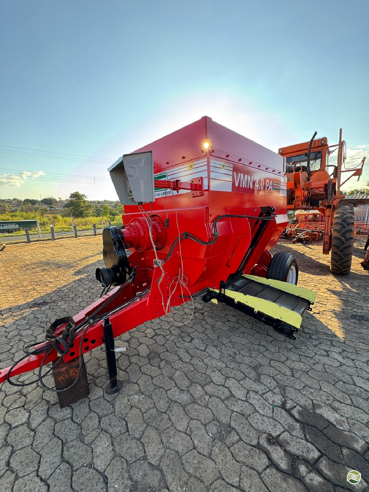 IMPLEMENTOS AGRICOLAS VAGAO FORRAGEIRO VAGÃO MISTURADOR Arena Máquinas   UBERABA MINAS GERAIS MG